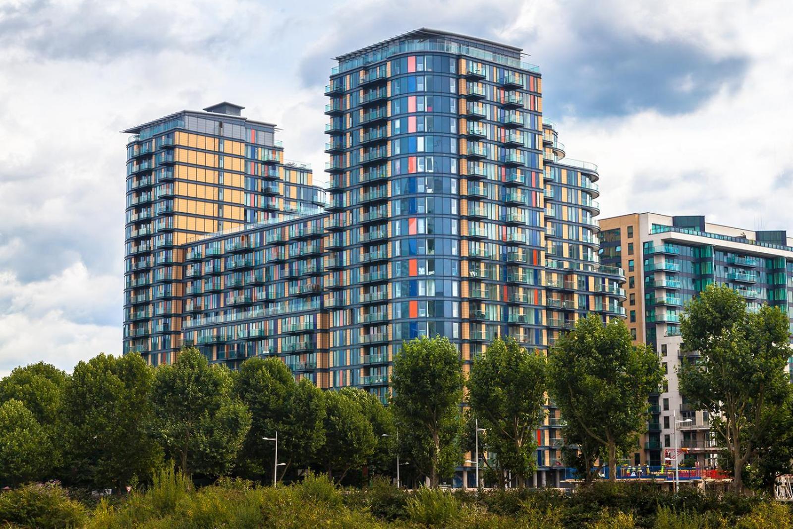 5 Minutes To Station, River Views, Balcony, Gym * Londra