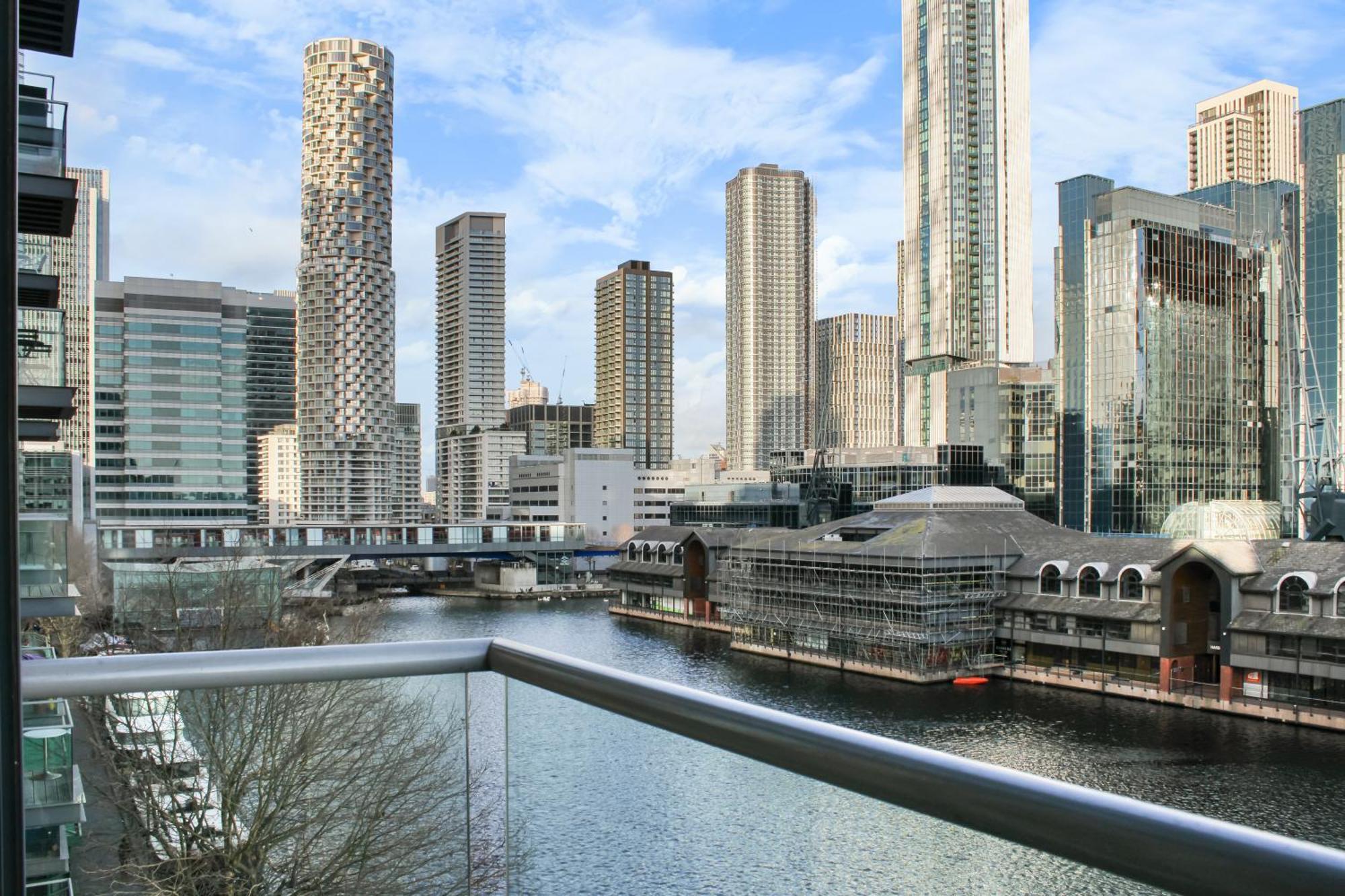 5 Minutes To Station, River Views, Balcony, Gym * Londra