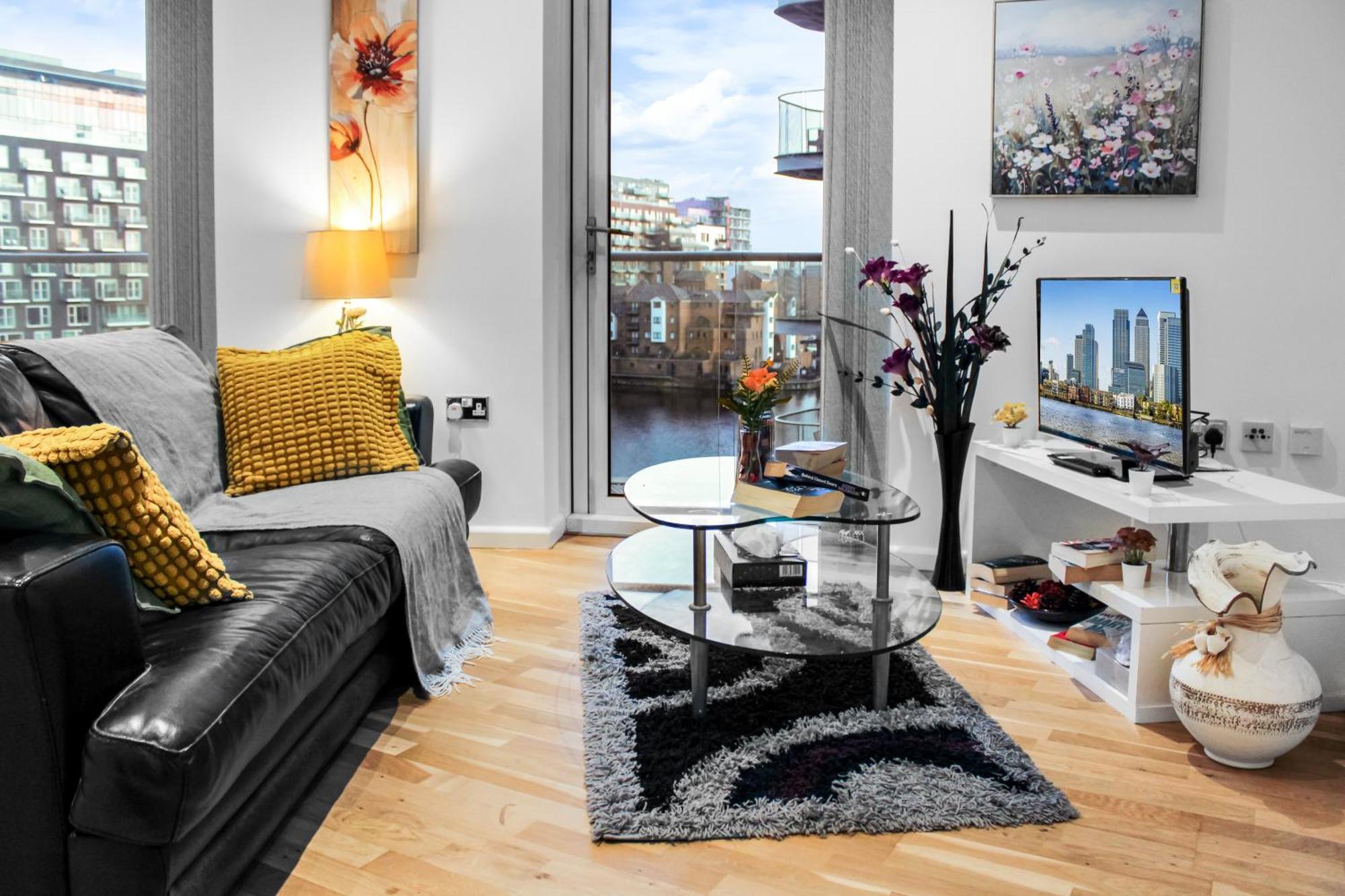 5 Minutes To Station, River Views, Balcony, Gym Londra