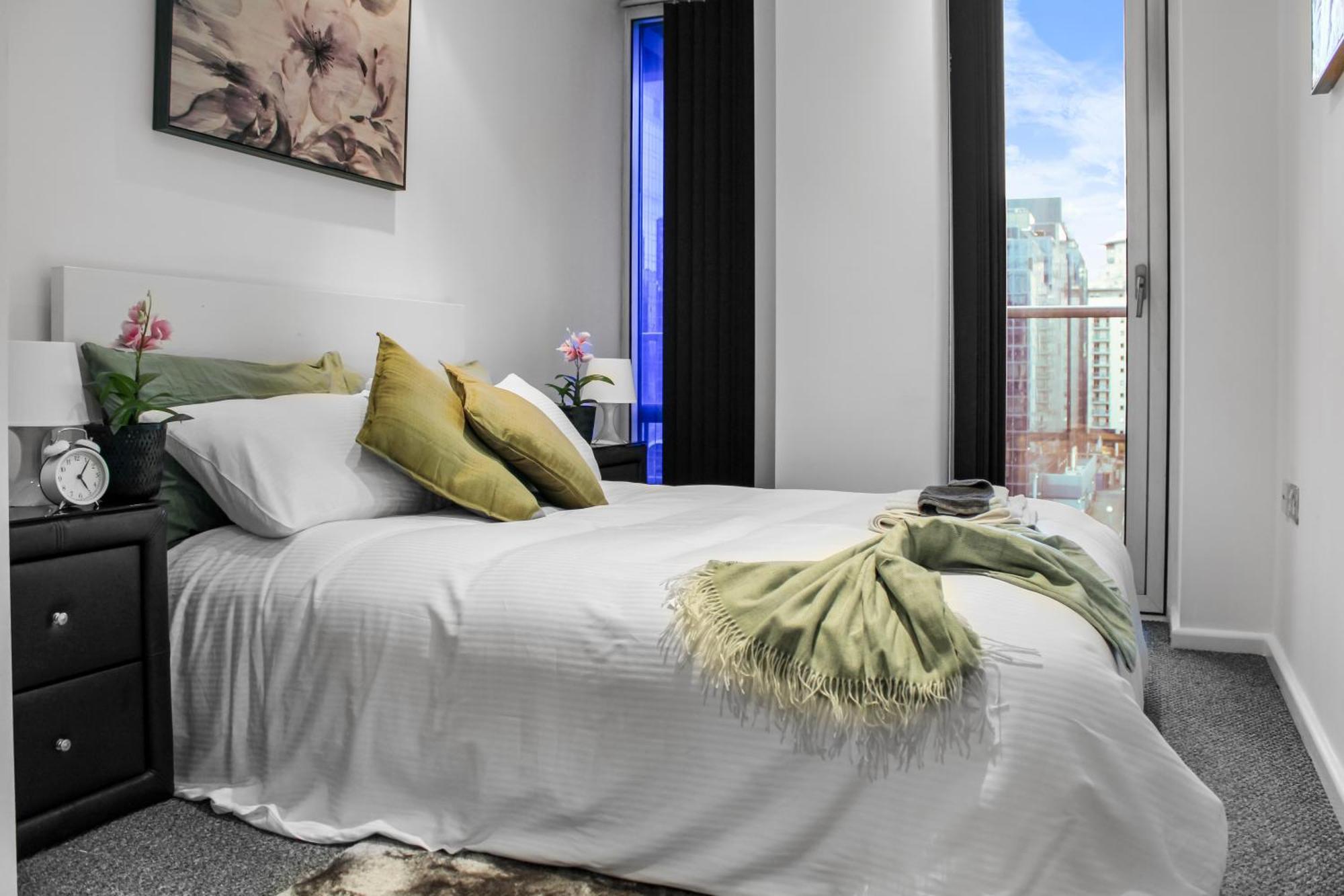 5 Minutes To Station, River Views, Balcony, Gym *