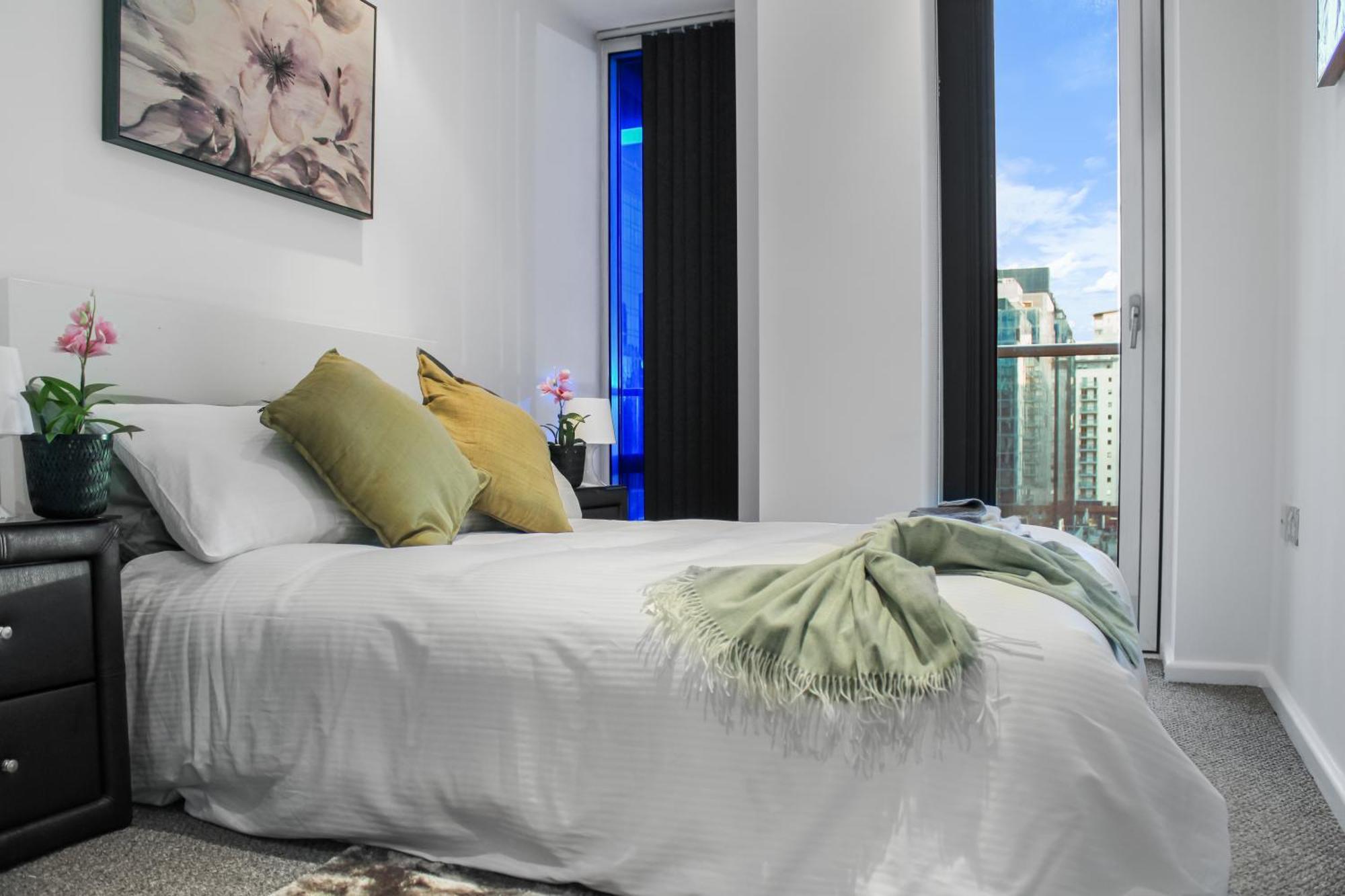 5 Minutes To Station, River Views, Balcony, Gym * Londra