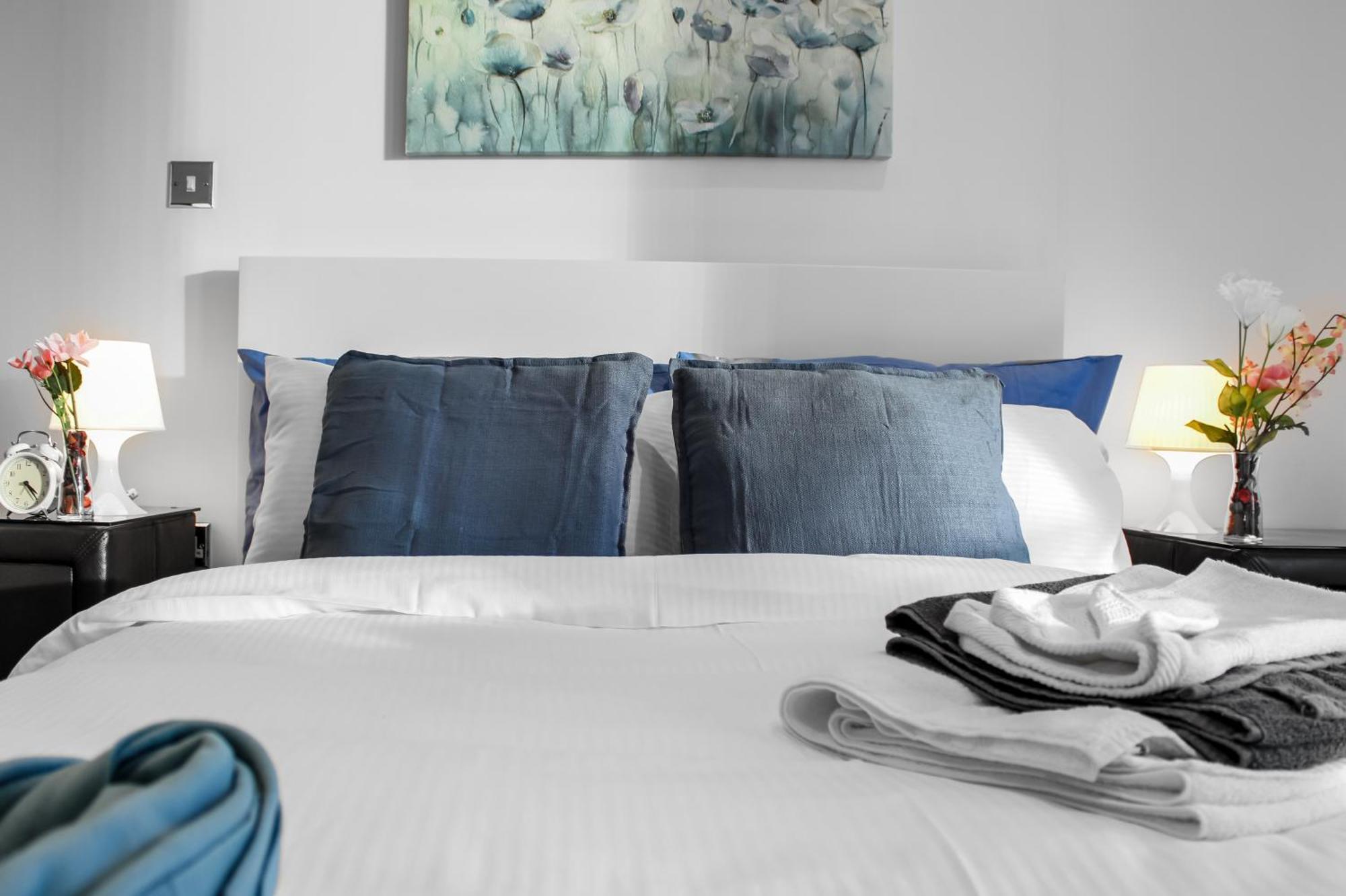 5 Minutes To Station, River Views, Balcony, Gym Appartamento *