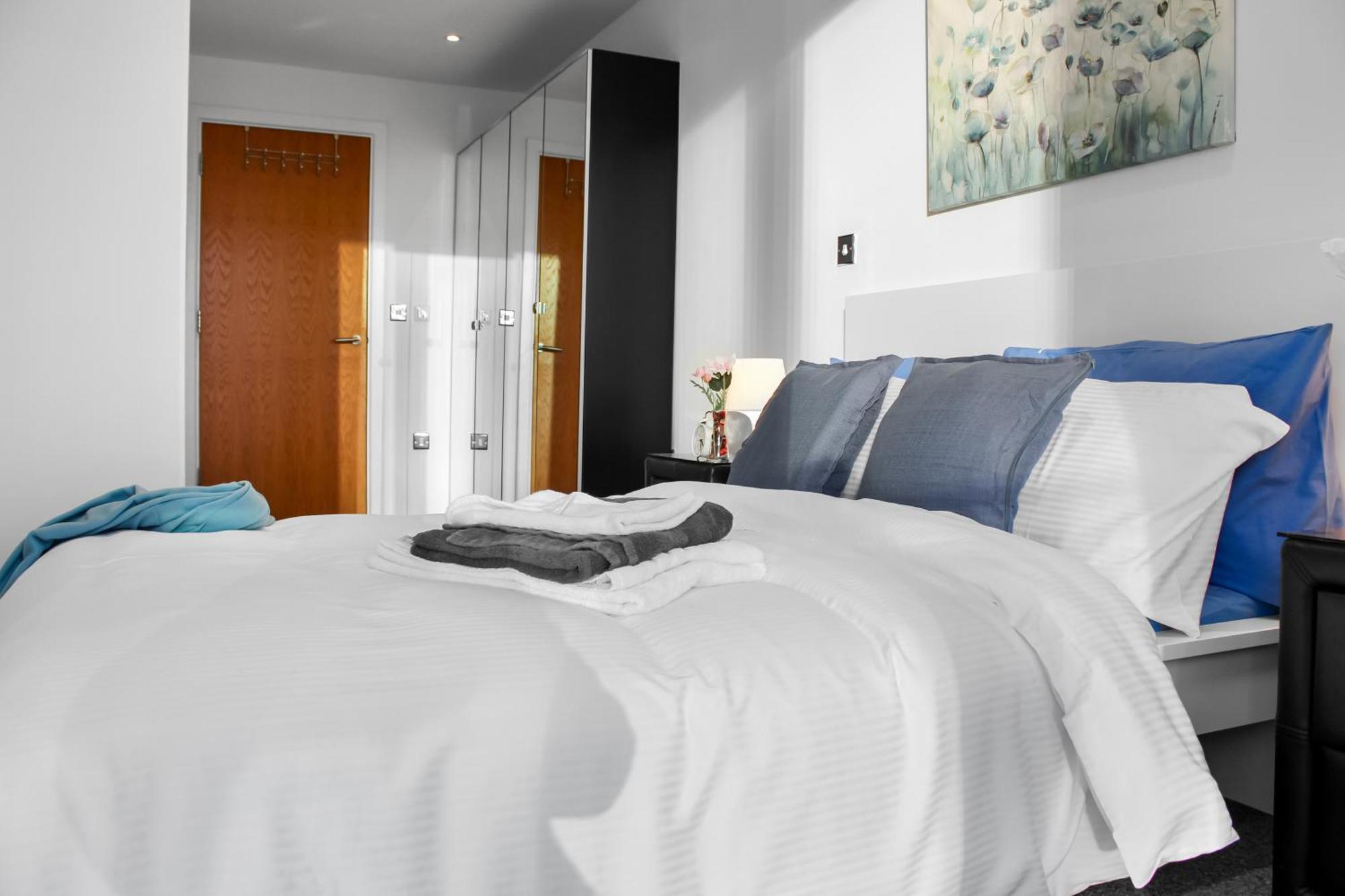 5 Minutes To Station, River Views, Balcony, Gym