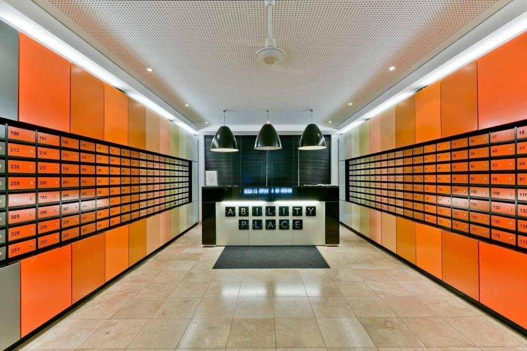 5 Minutes To Station, River Views, Balcony, Gym * Londra
