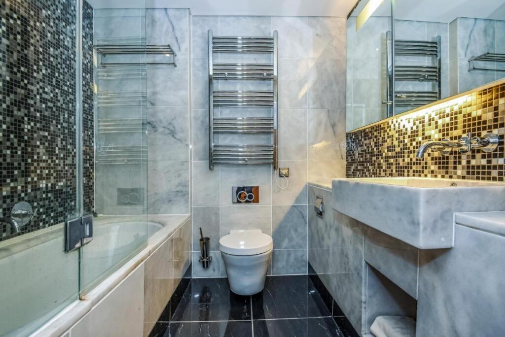 5 Minutes To Station, River Views, Balcony, Gym Appartamento