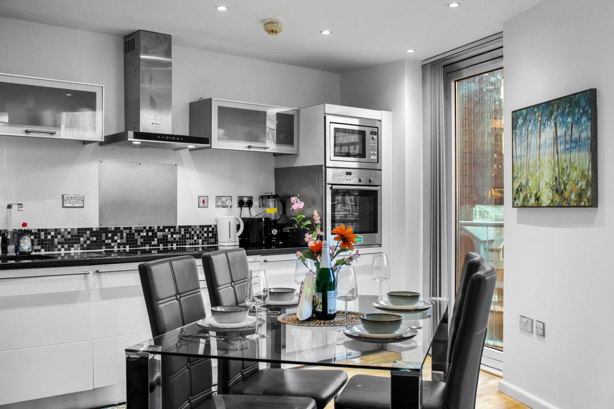 5 Minutes To Station, River Views, Balcony, Gym * London