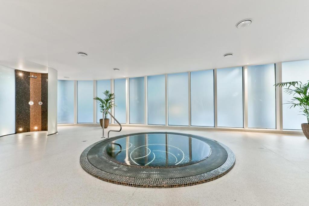 Apartment 5 Minutes To Station, River Views, Balcony, Gym London