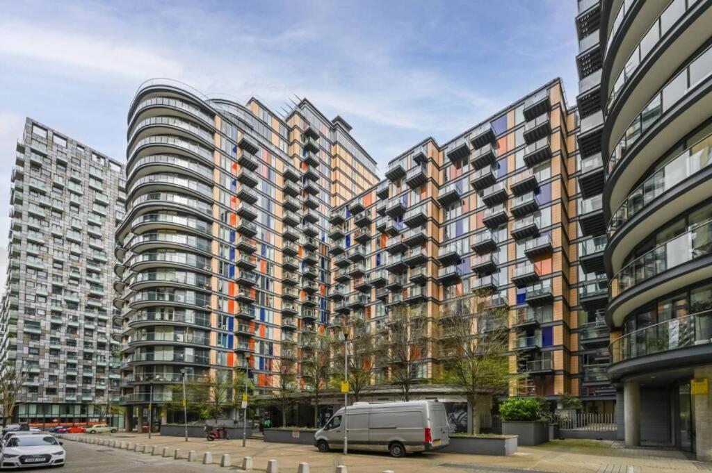 Apartment 5 Minutes To Station, River Views, Balcony, Gym *